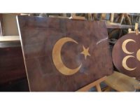 76 yaşındaki usta, 15 Temmuz şehitleri için 246 parçadan Türk bayrağı yaptı