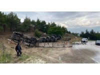 Yağışlı hava kazayı beraberinde getirdi, tuğla yüklü tır şarampole devrildi