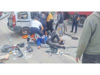 Ehliyetsiz sürücü kaldırıma çarpıp takla attı ardından kamyonete çarptı :3 yaralı