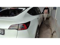 Serik’te dolu yağışı lüks otomobilin camlarını kırdı