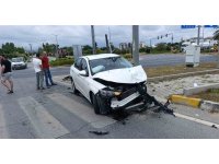 Antalya’da çarpışan araçlar hurdaya döndü: 1 yaralı