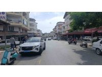 Kamyonete çarpmamak için frene bastı, elektrikli bisikletiyle devrildi: 1 yaralı