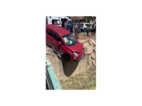 Çarpışan araçlardan biri kanal kenarında askıda kaldı: 3 yaralı