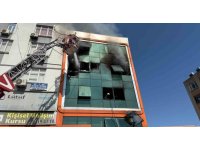 İş merkezinde yangın: 2 işçi atlayarak kurtulmaya çalıştı