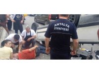 Alanya’da kontrolden çıkan kamyonet önce otomobile çarptı, ardından takla attı: 1 yaralı