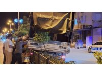 Freni boşalan kamyonet refüje çıkarak durabildi