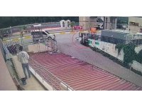 Motosiklet önce otomobile, ardından da duvara çarptı