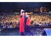 Gül festivalinde sağanak altında Kıraç rüzgârı