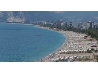 Güneşi gören Antalyalılar Konyaaltı Sahili’ni doldurdu