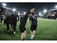 Takım şampiyon oldu, muhtar sahada göbek attı