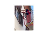 Ayağına ip dolanan kırlangıca itfaiyeden müdahale