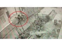 Yük asansörü kurulumu yapan ustanın iskeleden düşme anı kamerada