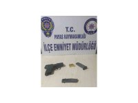 Durdurulan şahısların üzerlerinden ruhsatsız silah çıktı