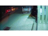 Otomobil refüjdeki ağaca çarptı, sürücü yaralandı