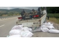 Lastiği patlayan kamyonet takla attı