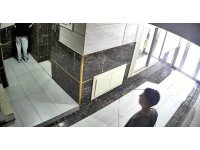 Gençlerin tepki çeken görüntüsü: Biri kamera açısını değiştirdi, diğeri koridorda tuvaletini yaptı