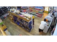 Depremden kaçarken elindeki çayını bırakmadı