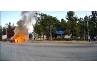 Kontrolden çıkan otomobil önce refüje, sonra tıra çarpıp alev aldı: 1 ağır yaralı