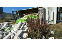 Çeltikçi’de gazbeton yüklü kamyonet şarampole devrildi