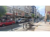 Yola fırlayıp otomobile yandan çarpan 3 yaşındaki çocuk yaralandı