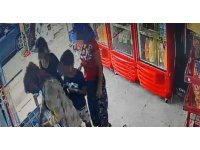 Marketten dondurma ve içecekleri alıp kıyafetlerine gizleyen kadınlar, ticari takside yakalandı