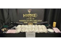 Antalya emniyeti zehir tacirlerine geçit vermedi: 16 kilo uyuşturucu ve 5 silah ele geçirildi