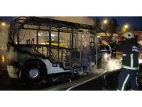 Yolcu minibüsü alev alev yandı, yangına müdahale etmeye çalışan sürücü yaralandı