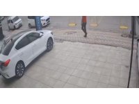 Karşıya geçmeye çalışan yaşlı adama kamyonet çarptı: O anlar kamerada