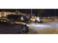 Kırmızı ışık ihlali yapan tur minibüsü otomobile çarptı