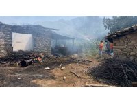 Yangında hem taştan yaptığı evini hem de biriktirdiği 80 bin lirayı kaybetti