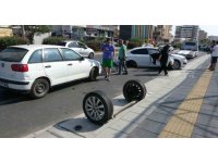 Çarpışan otomobillerden biri ters döndü, diğerinin iki tekeri gövdeden ayrıldı