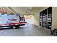 Kendi karnına iki kez bıçak saplayan adam ağır yaralandı