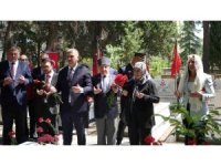 Burdur’da protokol şehitliği ziyaret etti