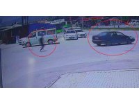 El frenini çekmeyi unuttuğu aracının peşinden koşsa da çaresiz kaldı, o anlar kamerada