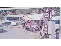 Otomobille çarpışan minibüs dereye uçtu, o anlar kamerada