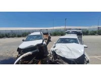 Manavgat’ta iki araç kafa kafaya çarpıştı: 4 yaralı