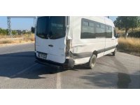 Motosiklet minibüse çarptı, sürücü ağır yaralandı