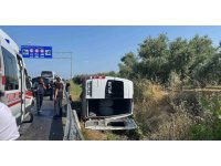 Antalya’da kontrolden çıkan minibüs devrildi, 6 turist ve sürücü yaralandı