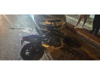 Park halindeki otomobile çarpan motosiklet sürücüsü yaralandı