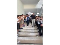 Emekliye ayrılan 46 yıllık öğretmene duygusal veda: Öğrenciler koridorda sıralandı, alkışlarla uğurladı