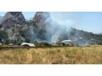 Kemer’de çalılık alanda yangın