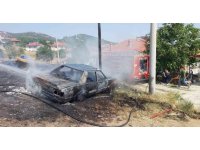 Burdur’da park halindeki otomobil alev alev yandı