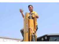 Yuva bozulmasın diye kepçesine kontak vurmayan operatörün yüzü 27 gün sonra kumru yavrularının uçup gitmesiyle güldü