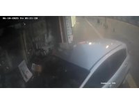 Direksiyon hakimiyetini kaybeden sürücü kozmetik mağazasına girdi