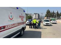 Otomobillerle çarpışan motosiklet sürücüsü yaralandı