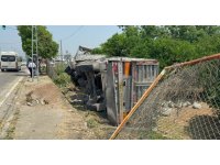 Adana’da zincirleme kazada tır narenciye bahçesine devrildi