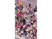 Sıcaktan bunalan öğrenciler su savaşıyla serinledi, ortaya renkli görüntüler çıktı