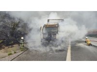 Erzin’de alevlere teslim olan tır hurdaya döndü