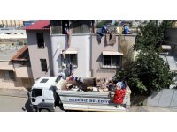 Mersin’de bir evden 2 kamyon çöp çıkarıldı