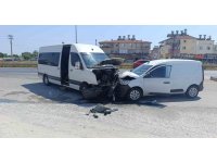 Manavgat’ta tur aracı hafif ticari araçla kafa kafaya çarpıştı: 6 yaralı